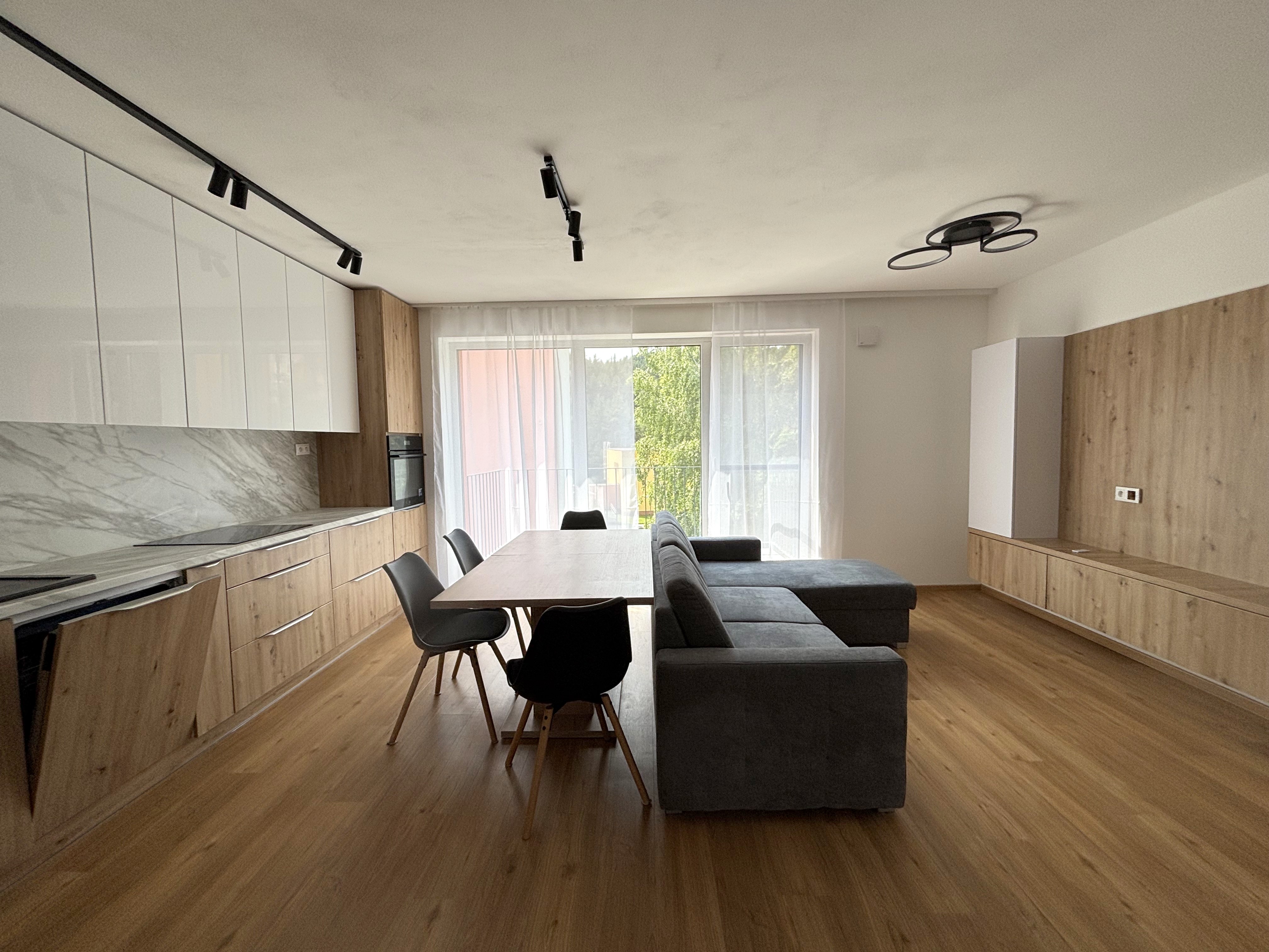 PRENÁJOM,  ZARIADENÝ 3 IZBOVÝ BYT S PARKOVACÍM STÁTIM, SVIT