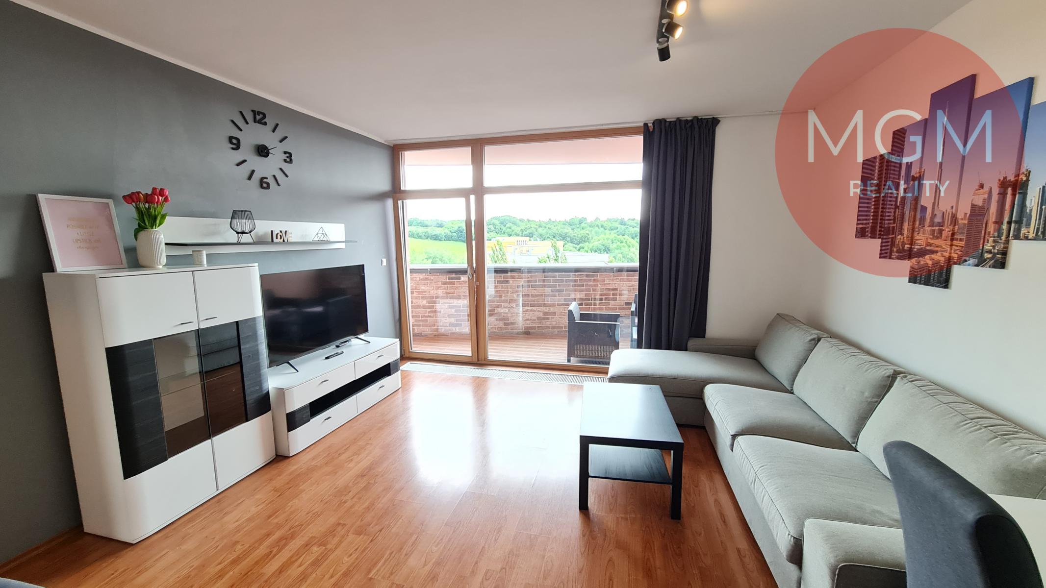 REZERVÁCIA - 2 izbový byt s priestraným balkónom a parkovacím státim