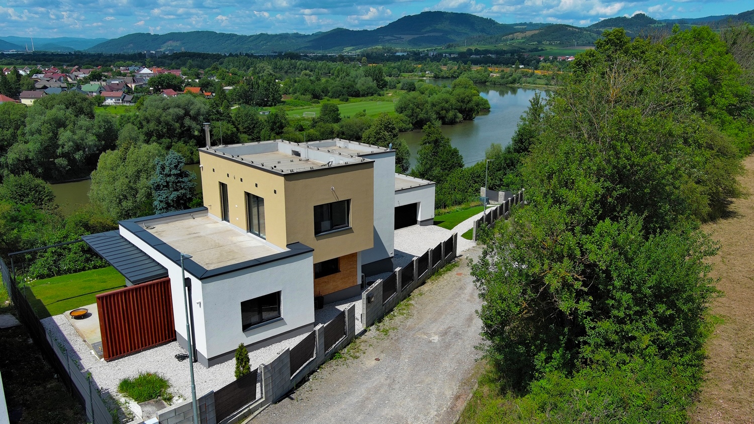 REZERVÁCIA - Váš domov s výhľadmi, ktoré Vás dostanú: moderný 4-izbový rodinný dom, Varín pri Žiline, Cena: 499.900€