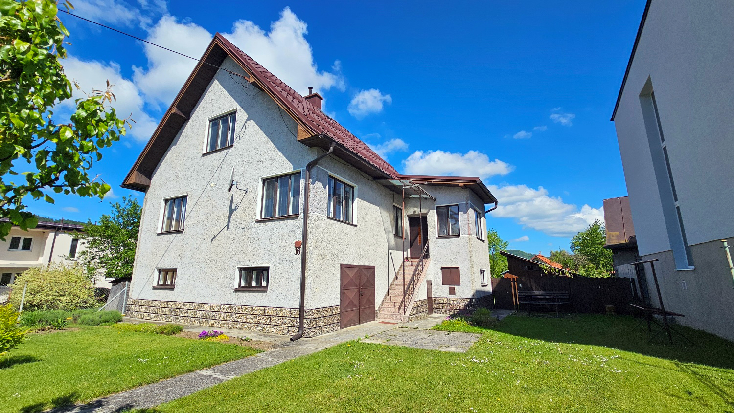 Využite veľa priestoru: 3-podlažný rodinný dom, pozemok až 1.252 m2, predaj, Kľače pri Raj. Teplic., Cena: 179.000,- EUR