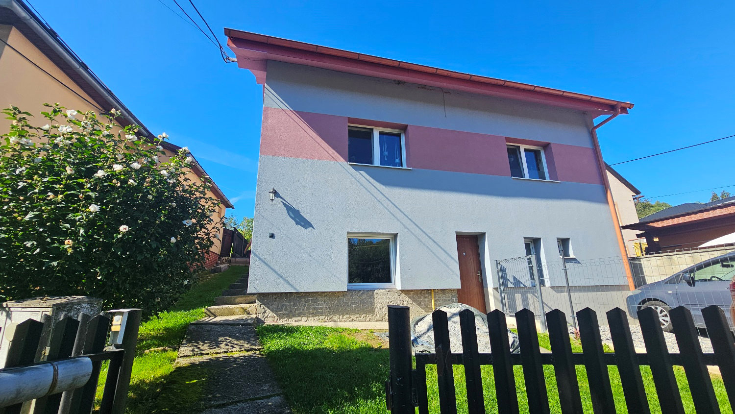 REZERVÁCIA - Veľa priestoru, žiadne starosti: zrekonštruovaný 6-izbový rodinný dom, Rudinská medzi ZA a KNM, Cena: 223.900€