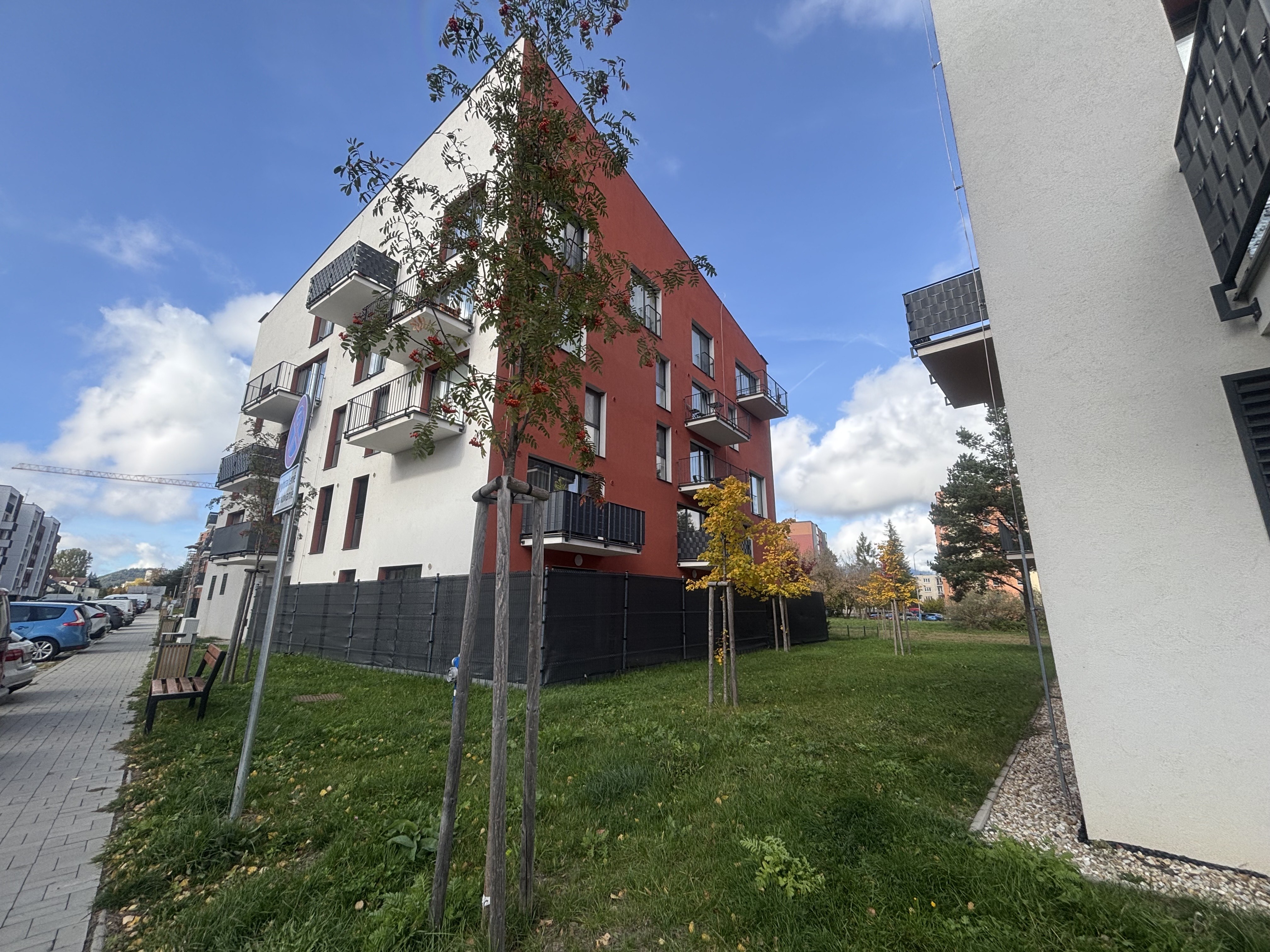 PREDAJ, 1IZBOVÝ BYT S PREDZÁHRADKOU A PARKOVACÍM STÁTIM, SVIT