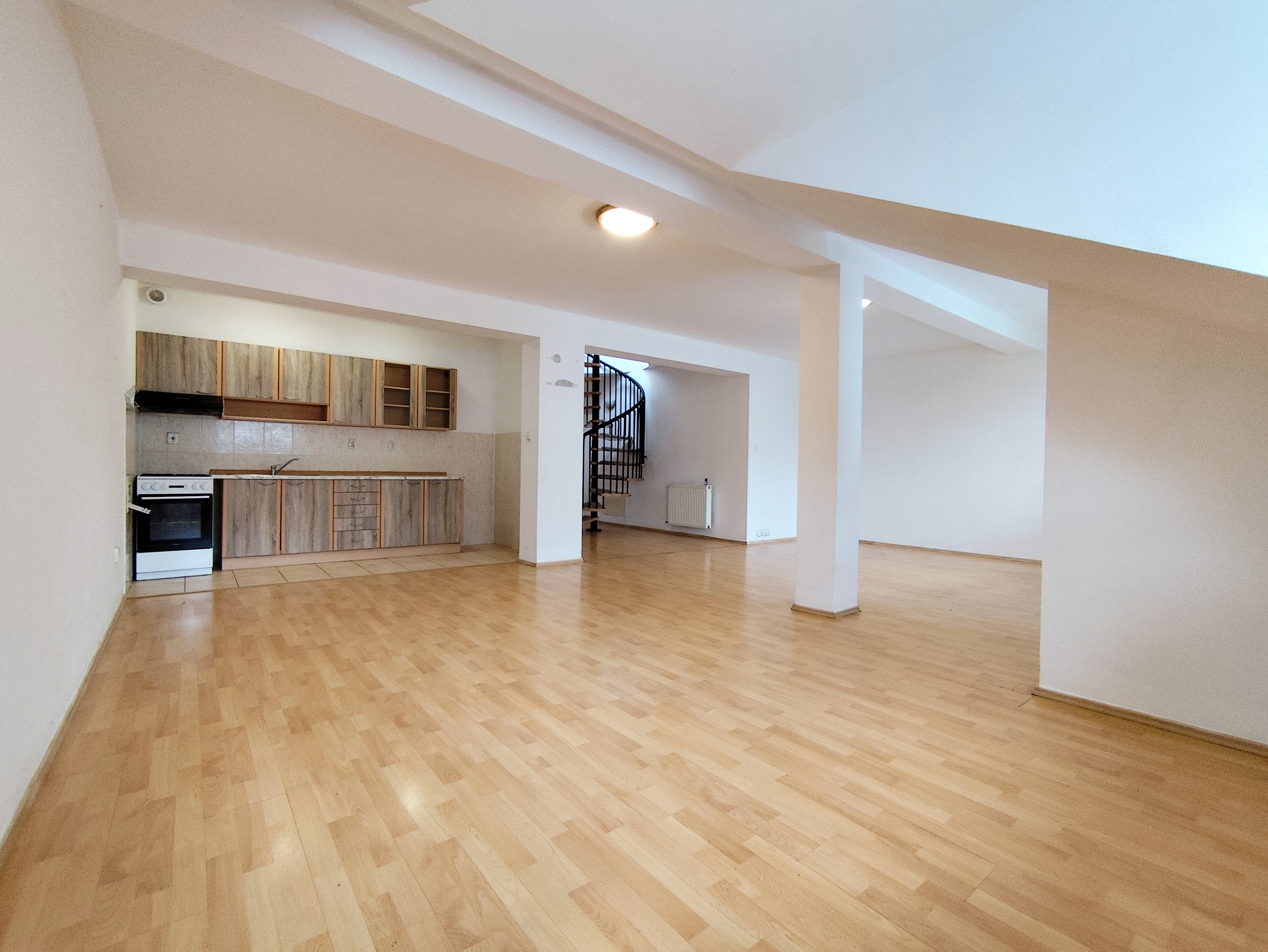 ZNÍŽENÁ CENA! Unikátny 4-izbový byt v centre Čadce