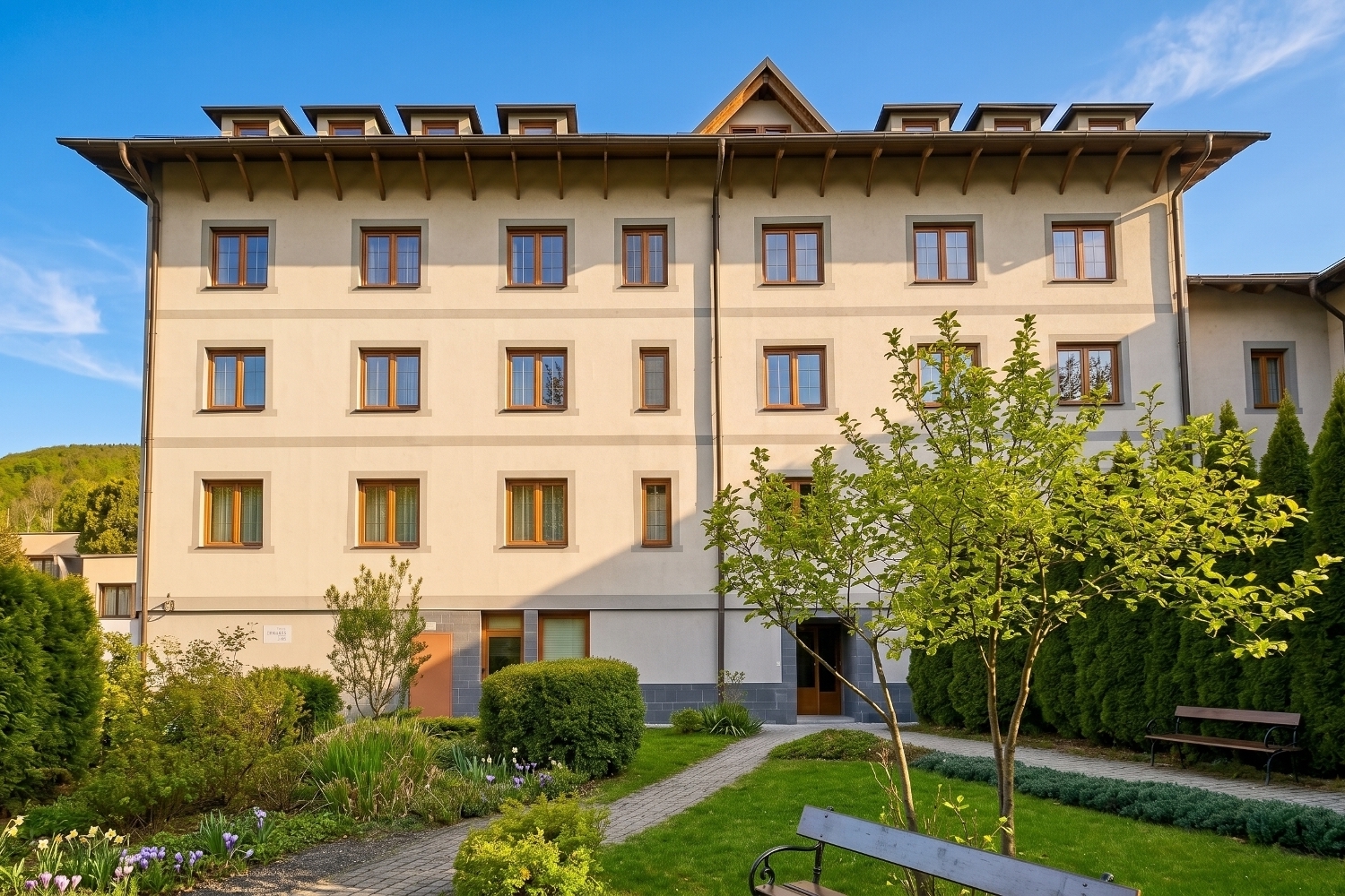 Bývanie s bonusmi: zariadený 2-izbový byt, parkovisko + záhrada, Rajecké Teplice, Cena: 590€ s energ/mes