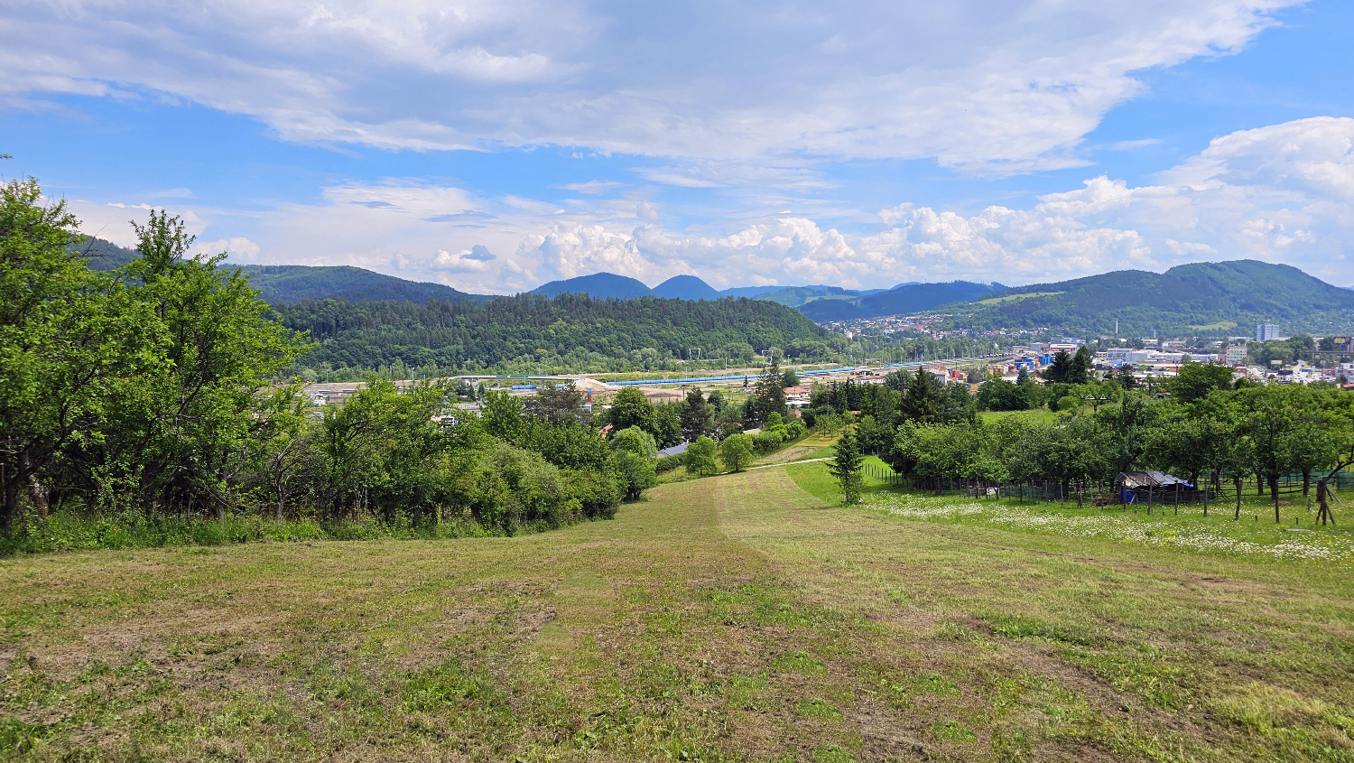 EXKLUZÍVNE! Veľký slnečný pozemok s výhľadmi 2.592 m2, Žilina - Strážov, Cena: 325 000 €